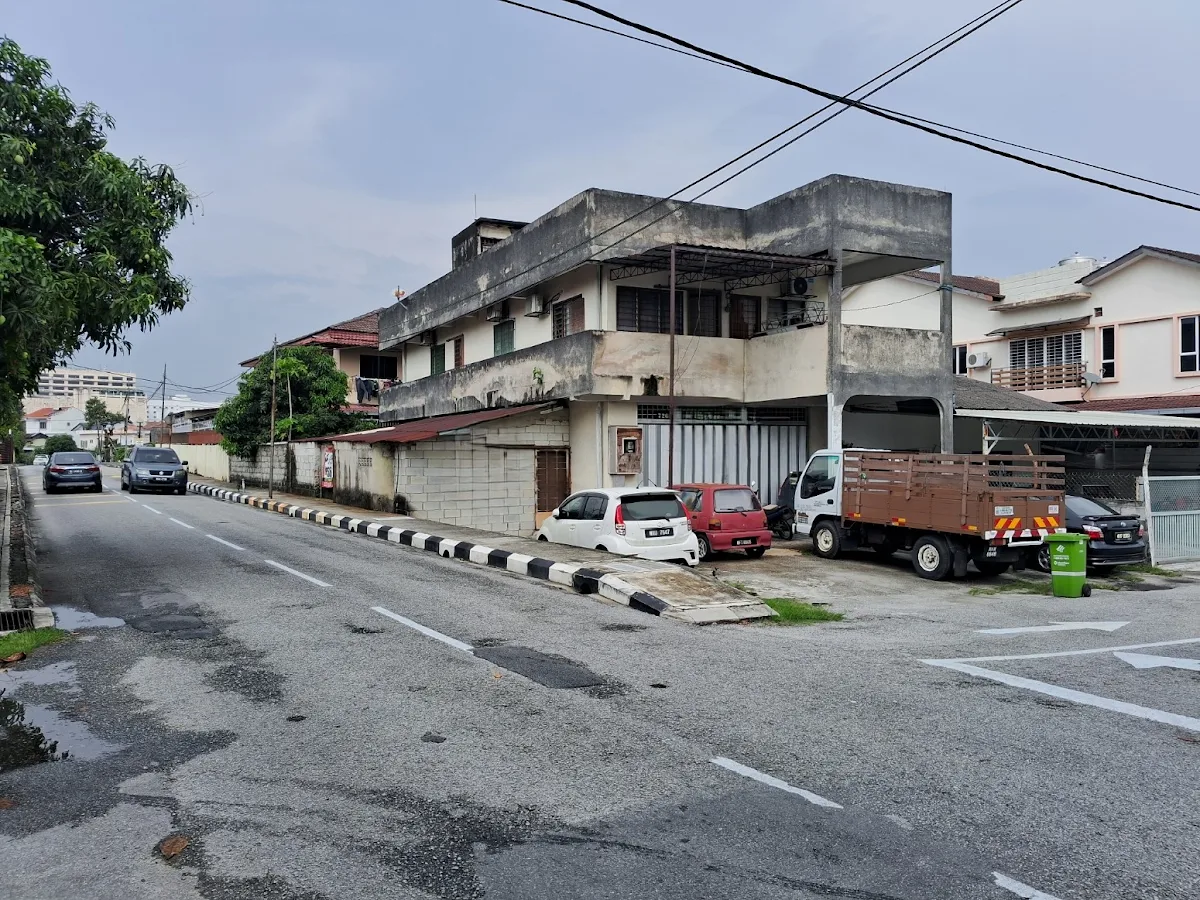2-storey House with Rooftop 1/9