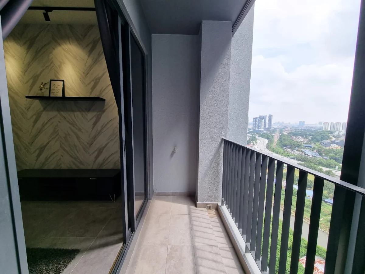 Millerz Square Condo 10/12