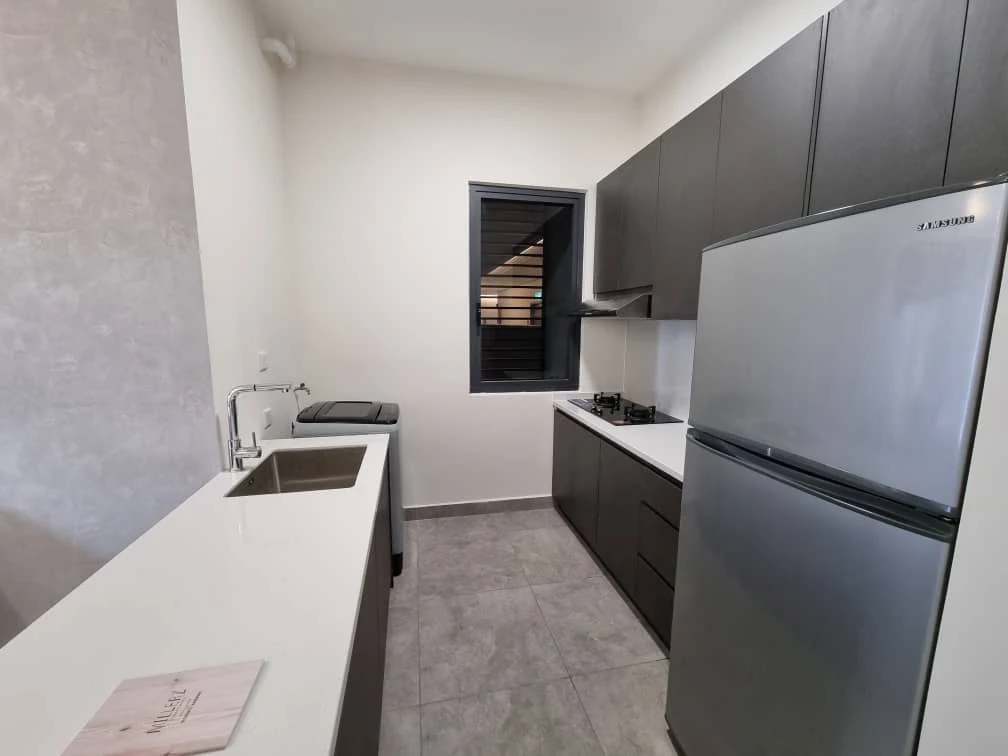 Millerz Square Condo 4/12